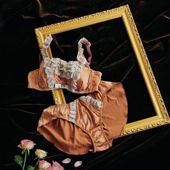 flufeel×ミュージアム部 ロココ時代の名画を体験 ポンパドゥール夫人のドレスをイメージしたブラ＆ショーツ