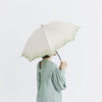 繊細な刺しゅうが美しいスズランの晴れ雨兼用傘〈ＩＶＯＲＹ〉