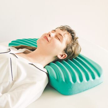 アーチ設計で首のカーブにフィット 自然な寝返りをサポートする ボディーアジャスト枕