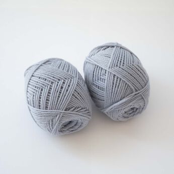 カラフル毛糸との配色におすすめ グレーの並太毛糸 同色２玉セット