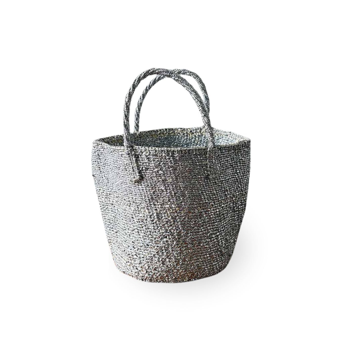 ケニアの伝統的な手工芸でつくられたサイザルバッグ〈プラチナ〉