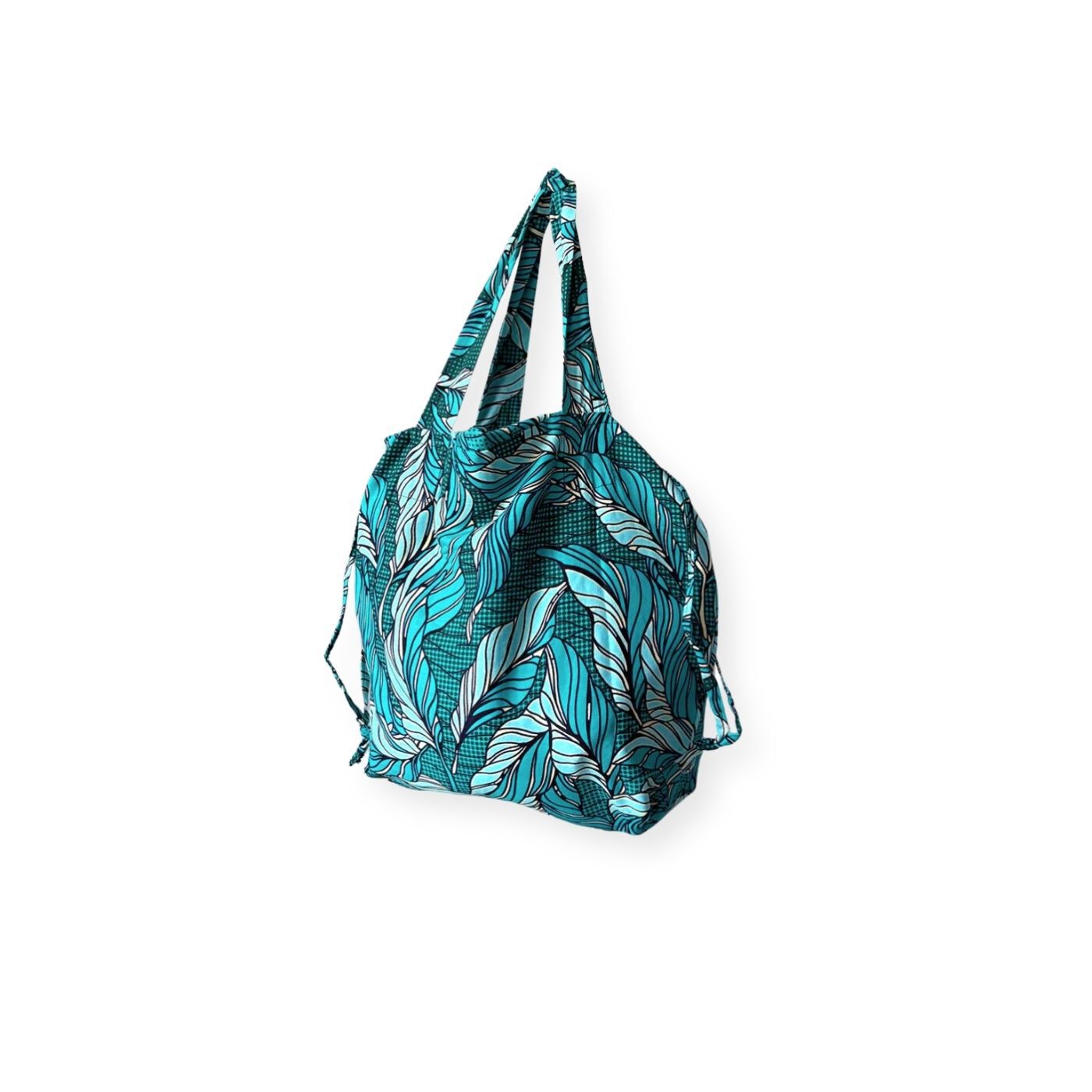 マリでつくられたアフリカンプリントのパーニュ布きんちゃくバッグ 〈フェザー〉Ｍサイズ