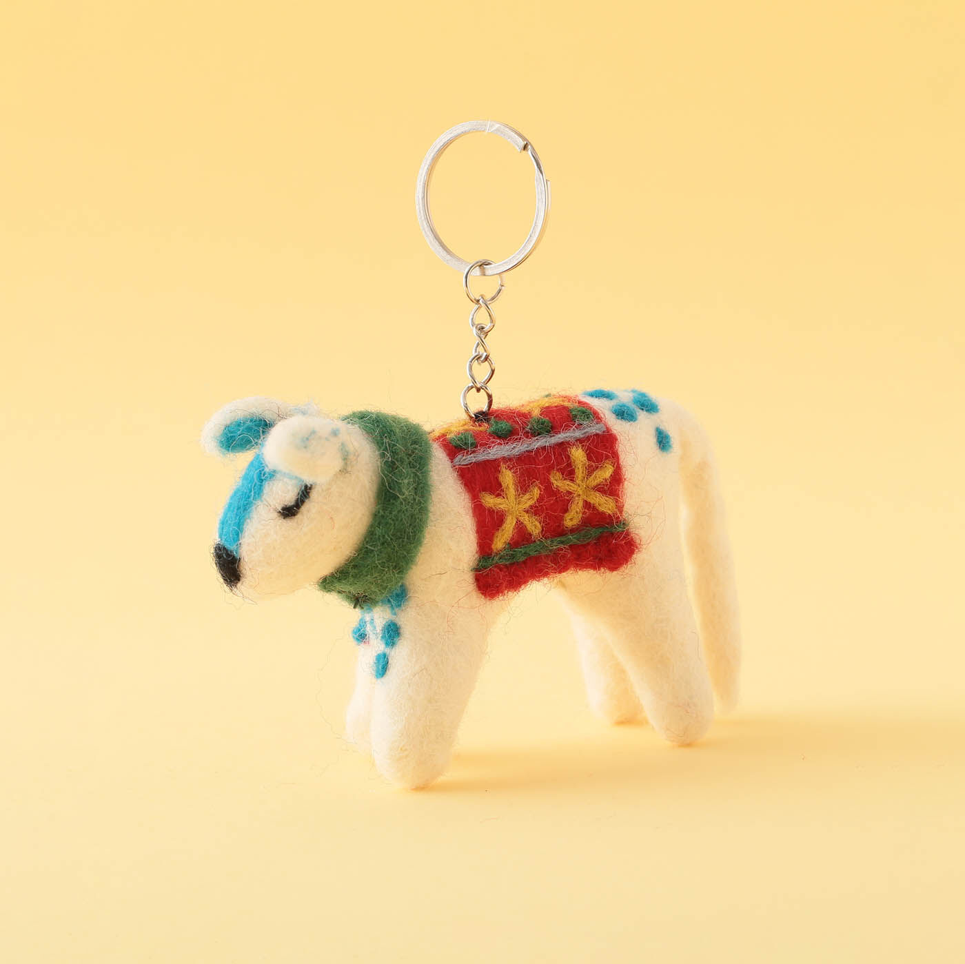 ネパールのハンドメイド　フェルトキーホルダー〈クリスマスのイヌ〉