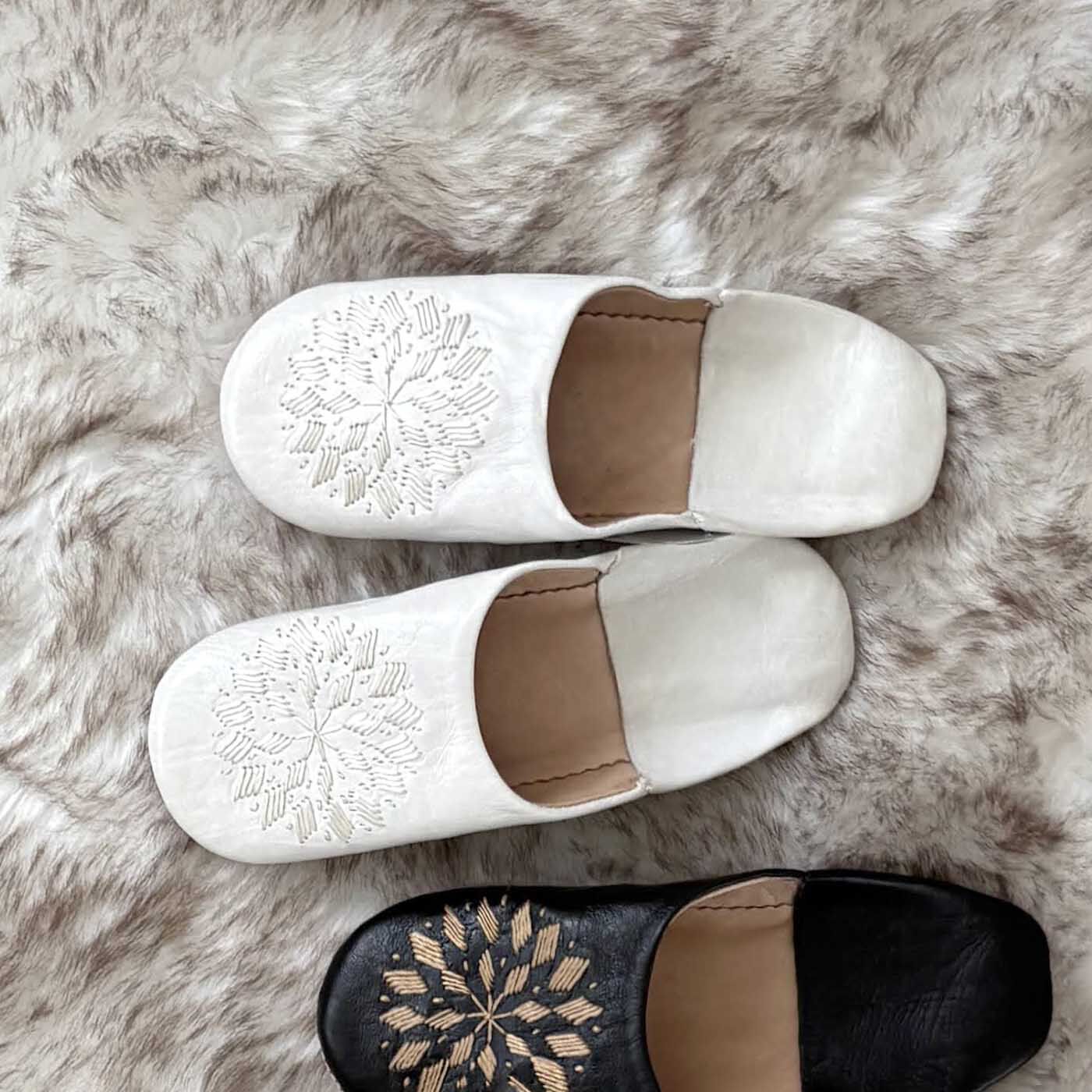 モロッコの伝統刺しゅうが施されたバブーシュ〈ホワイト〉