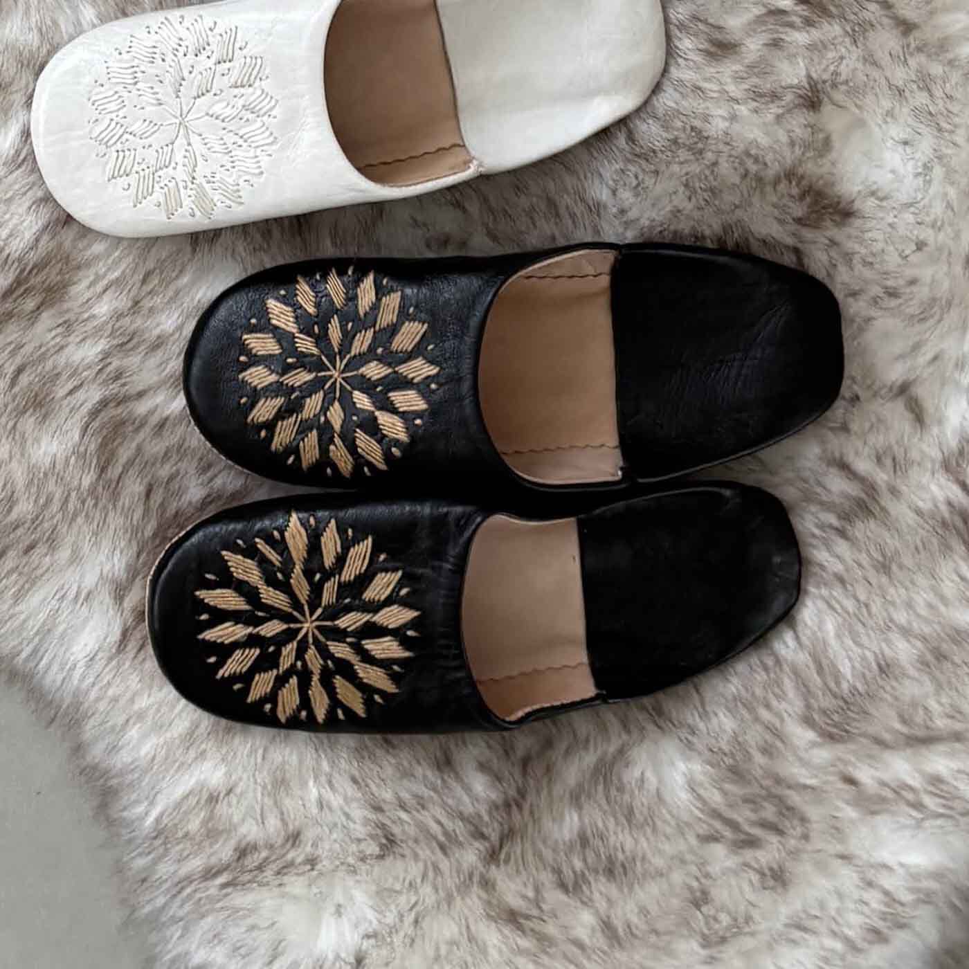 モロッコの伝統刺しゅうが施されたバブーシュ〈ブラック〉