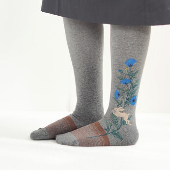 ちらりとのぞく足もとがかわいい 肌ざわりがやわらかい糸でていねいに編み立てたおしゃれなハイゲージハイソックス