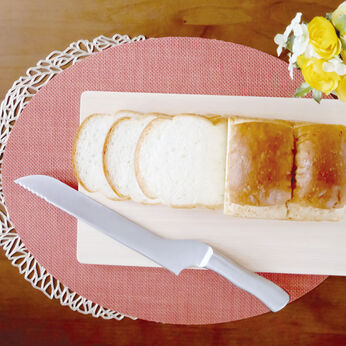 ふんわり柔らかい食パンも、固めのパンも、具材たっぷりの分厚いサンドウィッチもきれいにカット 「生」食パンスライサーナイフ