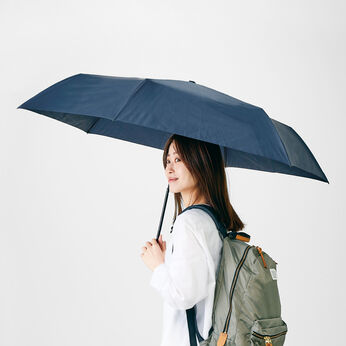 人も荷物もしっかり覆って雨から守る 軽量ワイドな折りたたみ傘〈65cm〉の会