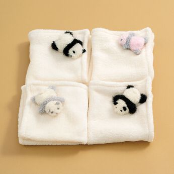 YOU＋MORE! 毛布の上で寝かせられている 赤ちゃんパンダのハンカチの会