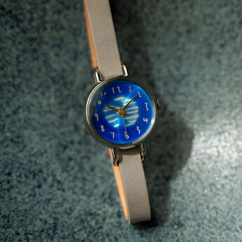金沢の時計職人が手掛けた 水面に映る朧月に見惚れる腕時計〈グレー〉