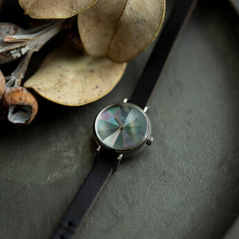 金沢の時計職人が手掛けた オーロラ色の輝きに見惚れる 黒蝶貝の腕時計〈ブラック〉