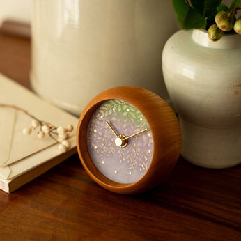 金沢の時計職人が手掛けた たおやかに揺れる 藤の花に見惚れる置時計〈欅〉