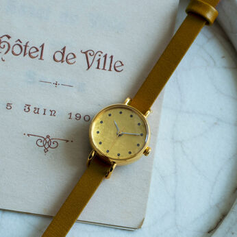 金沢の時計職人が手掛けた 金色の月に見惚れる腕時計〈ライトブラウン〉