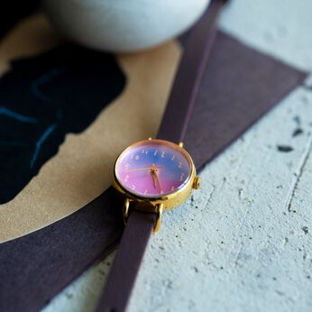 金沢の時計職人が手掛けた 朝焼けに見惚れる腕時計〈マルベリーパープル〉
