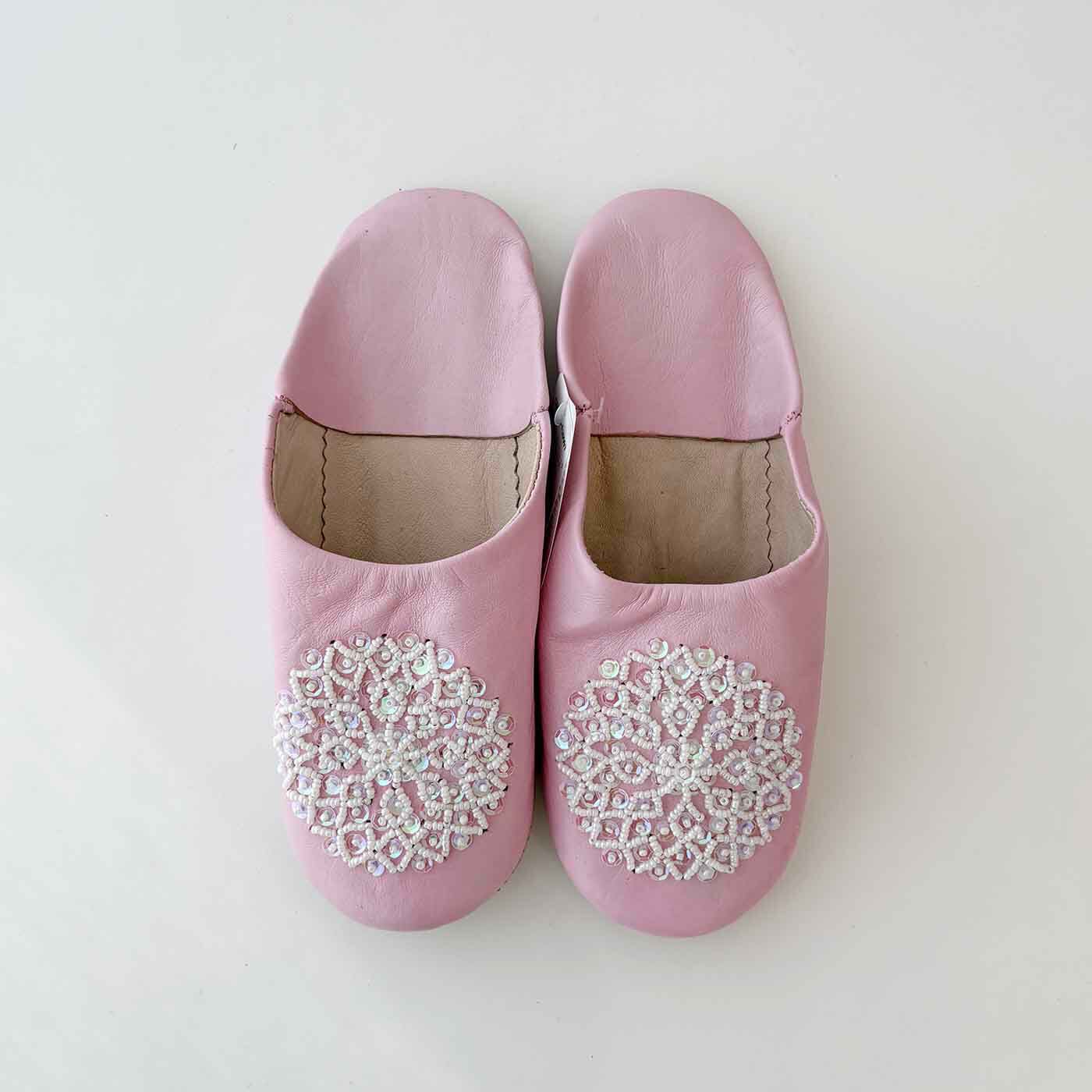 モロッコのバブーシュ職人によるスパンコールとビーズが施されたバブーシュ〈桜色〉
