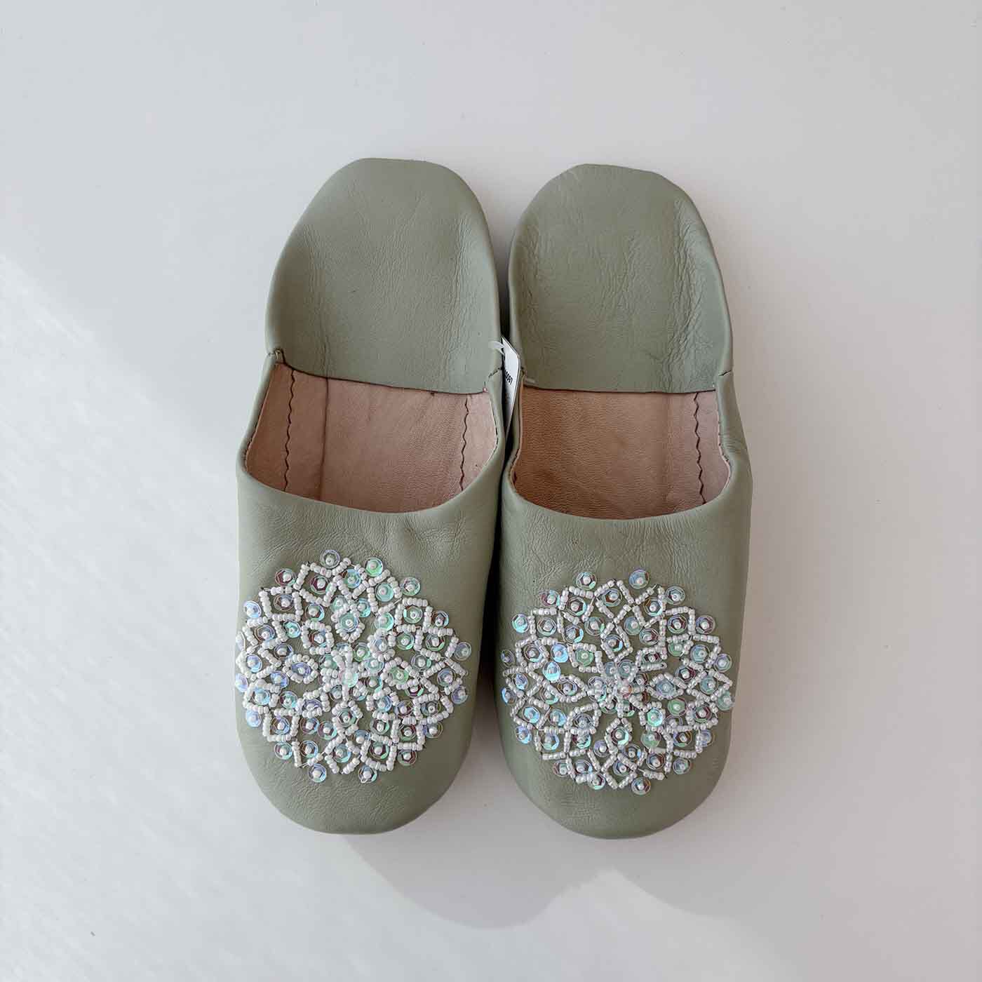 モロッコのバブーシュ職人によるスパンコールとビーズが施されたバブーシュ〈ライトモスグリーン〉