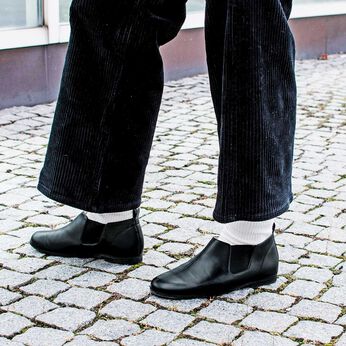 サーナ ヤ オッリ 神戸・長田の職人と作った サイドゴアで脱ぎ履き簡単 どんなスタイルにも似合うローカットブーツ〈ナイトブラック〉