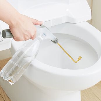 水の力で汚れを落とす！ トイレのふち裏やノズルにも届く お掃除加圧スプレー