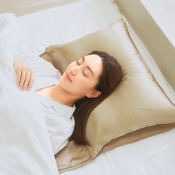 睡眠中の摩擦に 表生地シルク100％で髪や肌をやさしくカバー シャイニーピローパッド