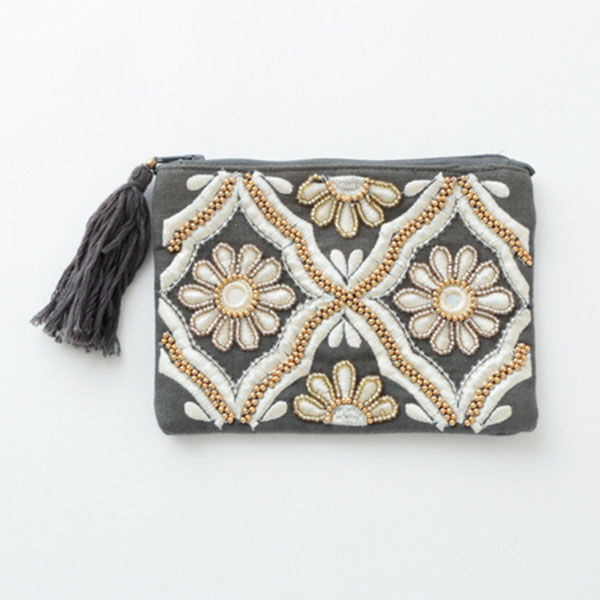 ビーズ刺しゅうミニフラットポーチ〈チャコール〉