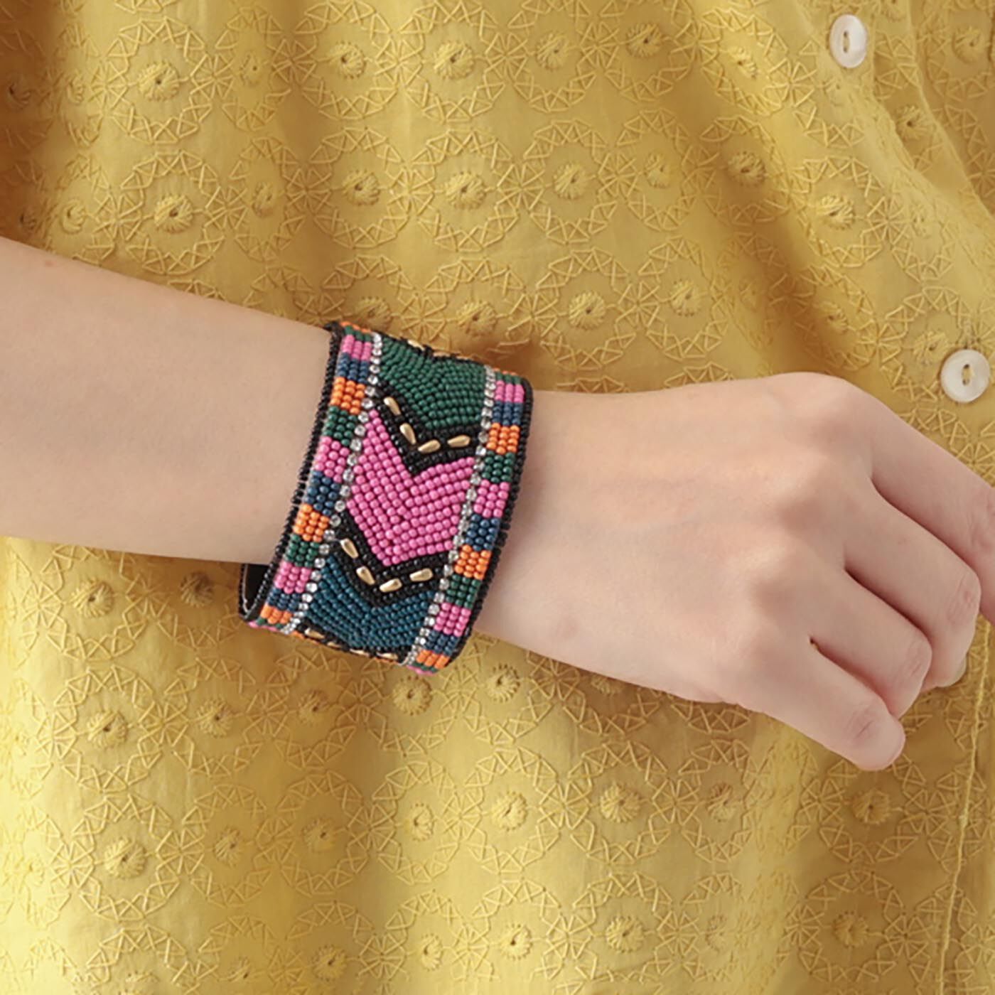 アフリカンデザインのビーズバングル〈矢形ピンク〉