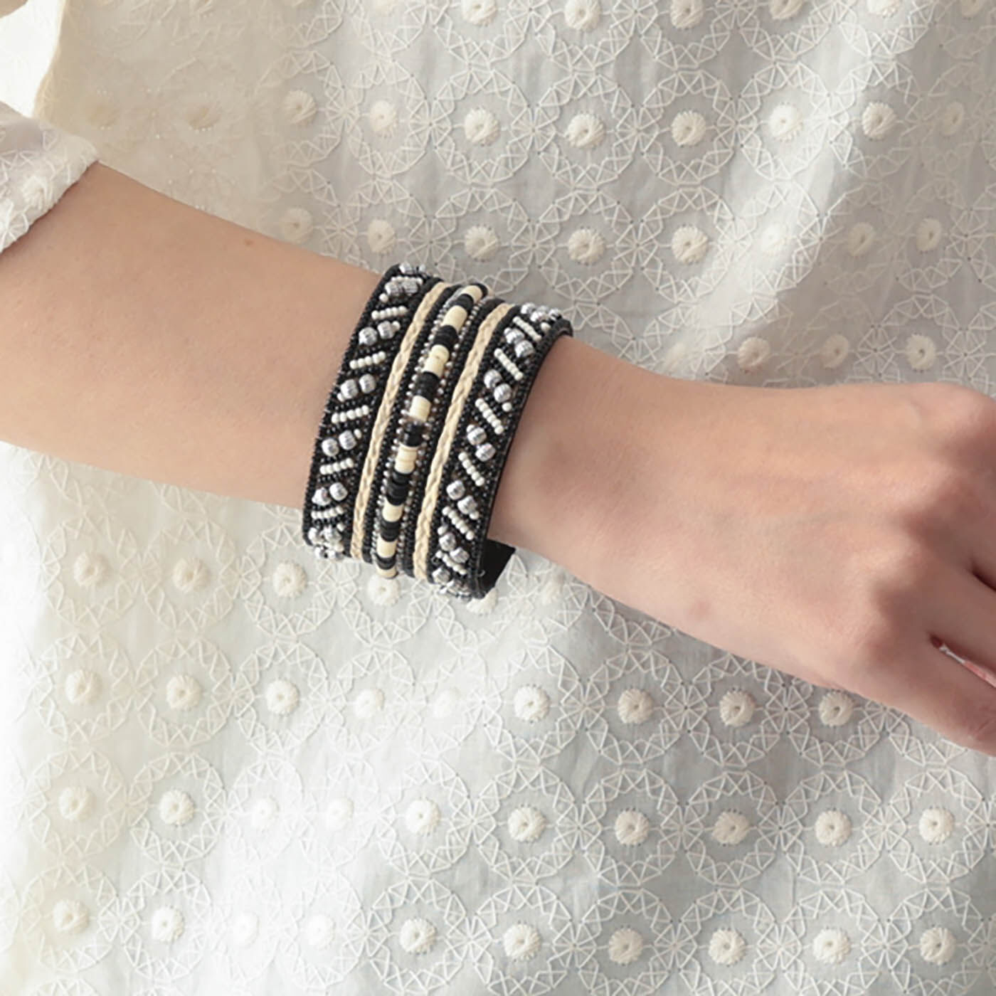 アフリカンデザインのビーズバングル〈ブラック〉