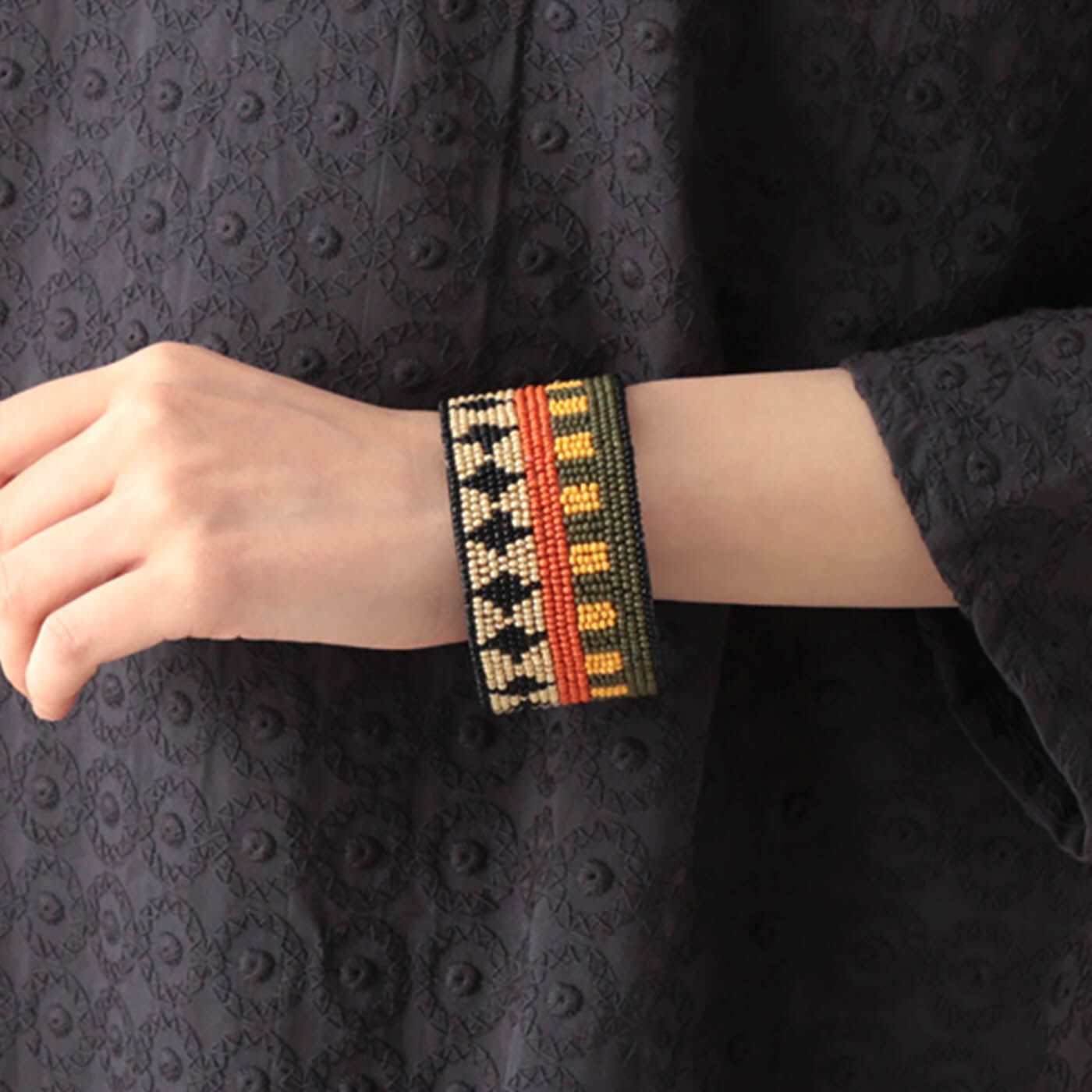 アフリカンデザインのビーズバングル〈オレンジライン〉