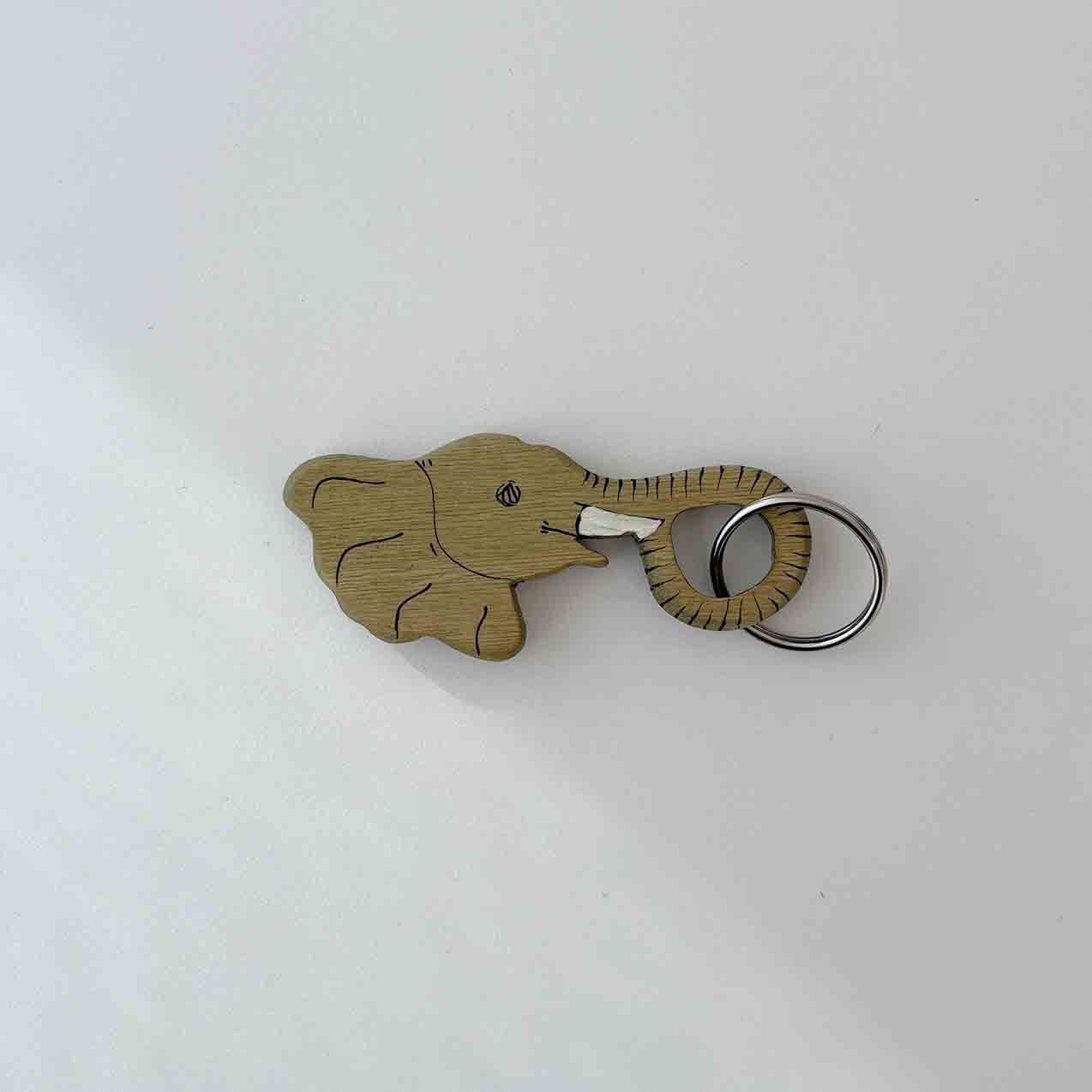ケニアの木彫り工房がつくる　メル動物キーリング〈ゾウ〉