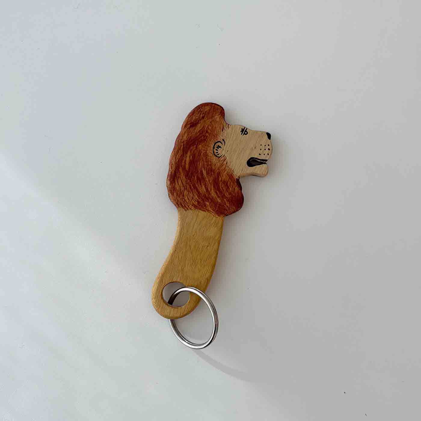 ケニアの木彫り工房がつくる　メル動物キーリング〈ライオン〉