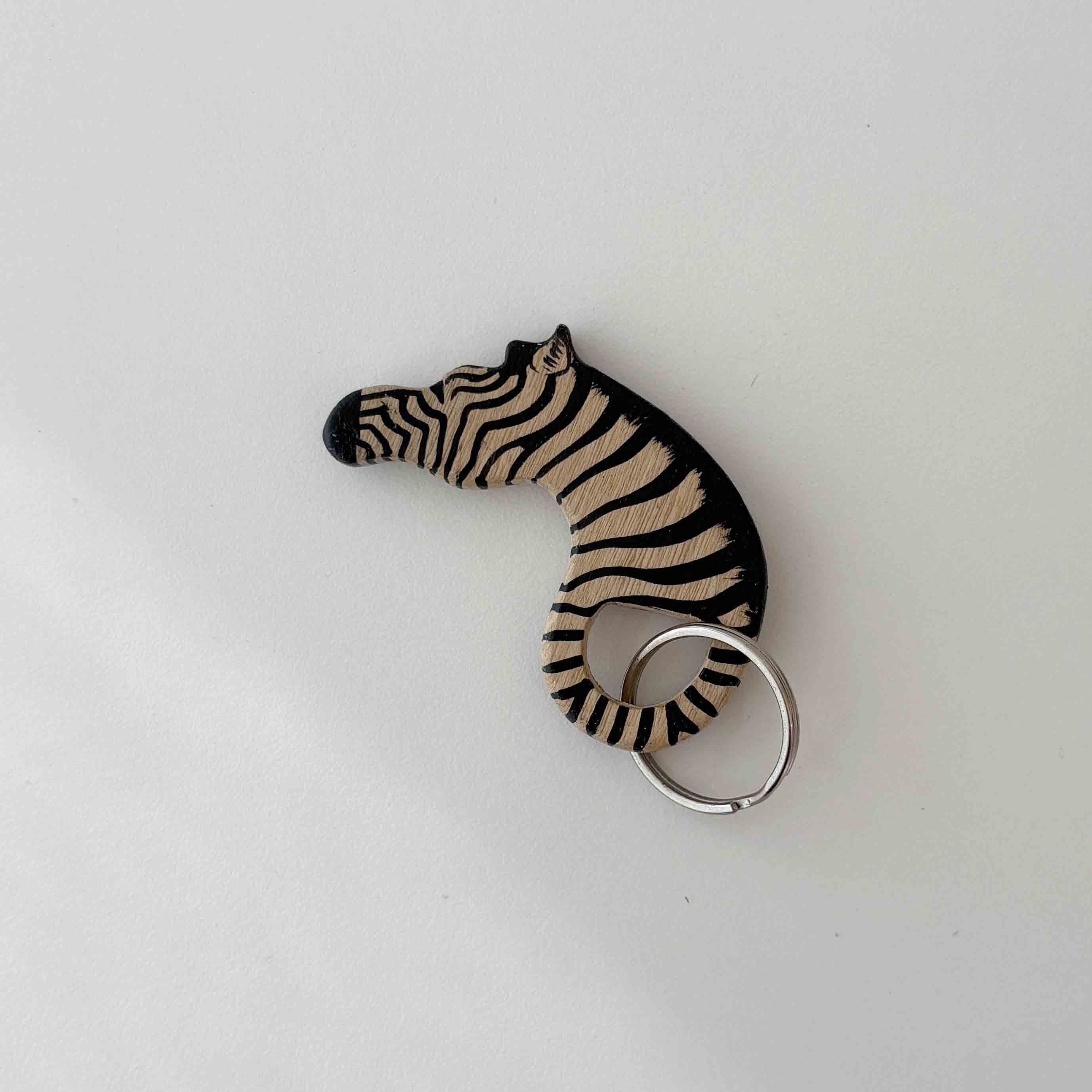 ケニアの木彫り工房がつくる　メル動物キーリング〈シマウマ〉