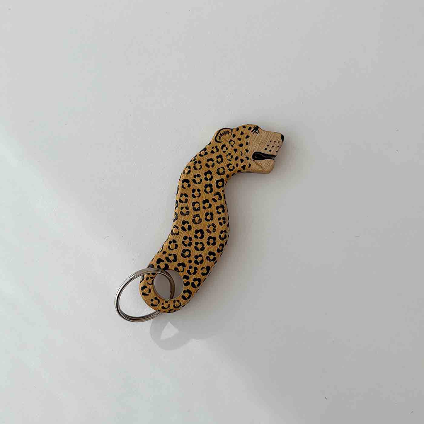 ケニアの木彫り工房がつくる　メル動物キーリング〈ヒョウ〉