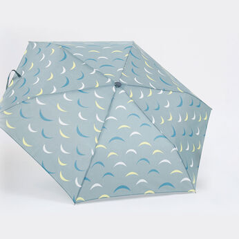 雨でもおしゃれに うろこ模様がかわいい折りたたみ雨傘