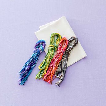 100色の刺しゅう糸と生成りのコットンクロスセット