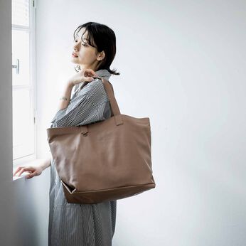 福岡の鞄作家と作った 職人本革のホエールトートバッグ〈グレージュ〉