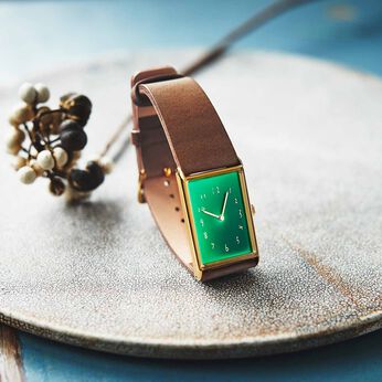 金沢の時計職人が手掛けた 聖なる泉の翠色に見惚れる腕時計〈ブラウン〉[時計：日本製]